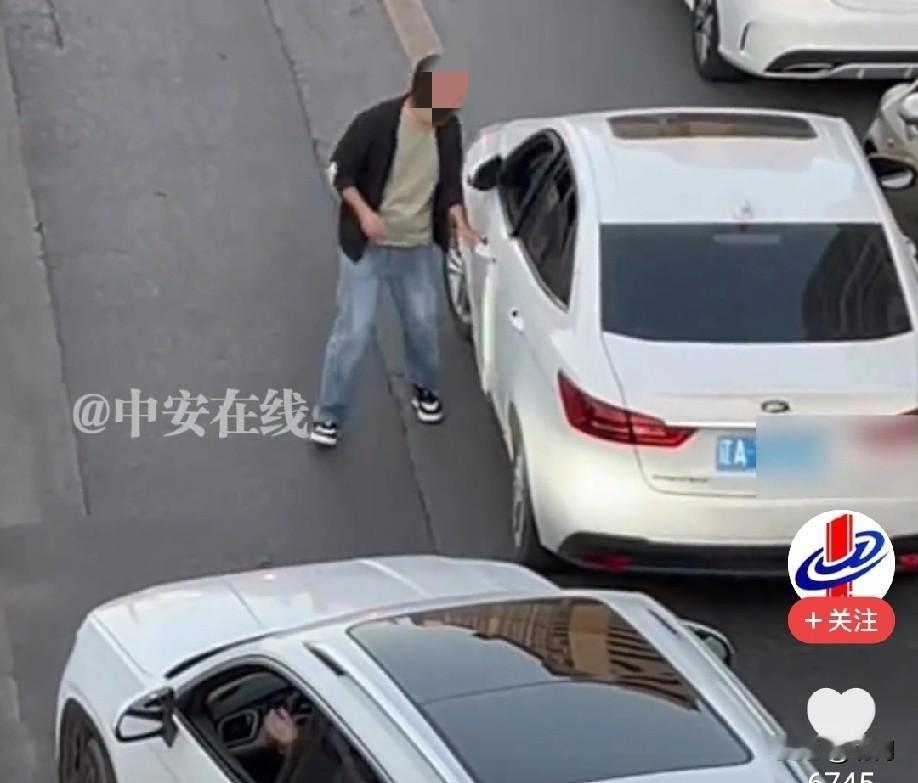 太佩服这个大兄弟了！心理素质太强了吧！

近日，辽宁沈阳，在一条不怎么宽敞的马路