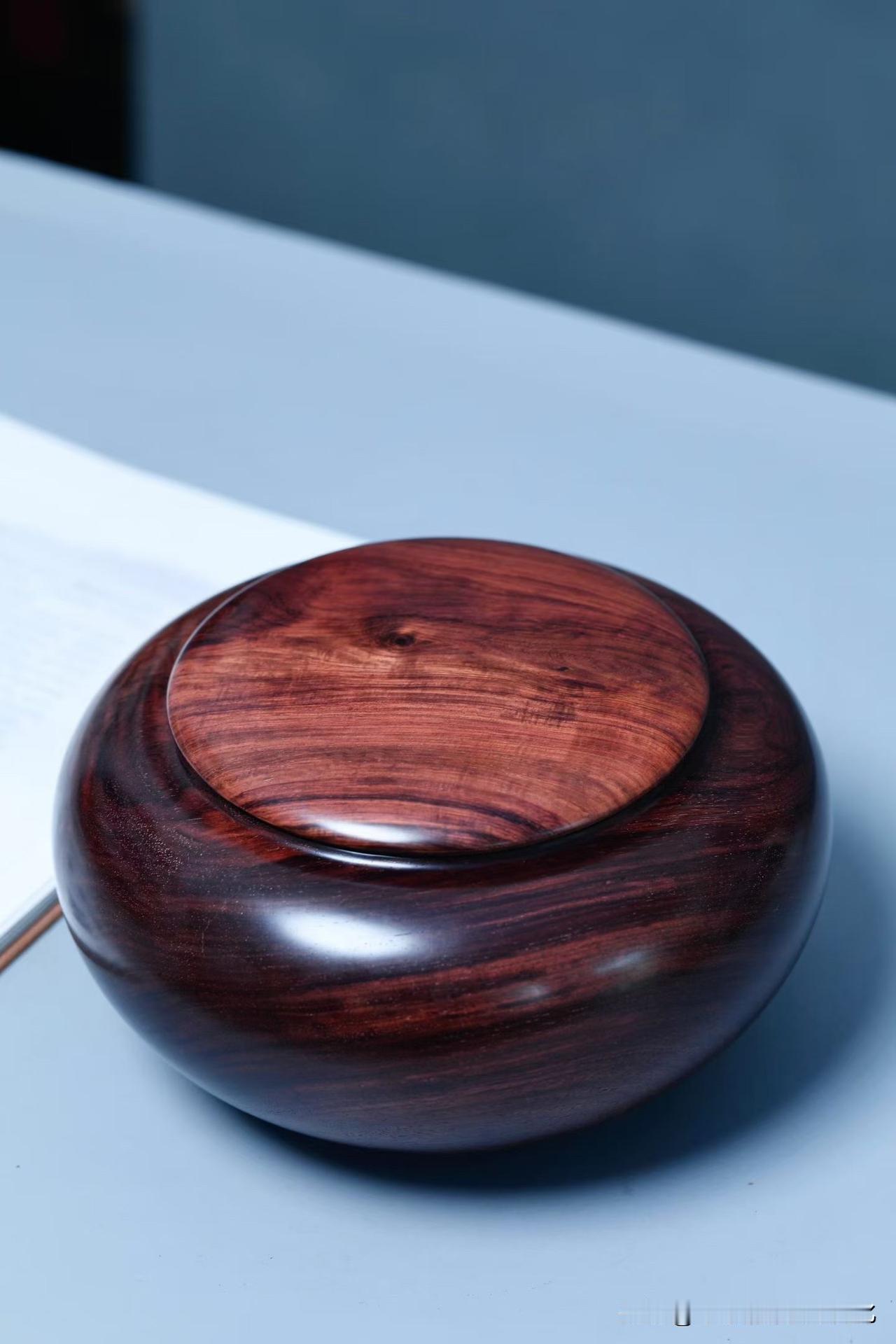 海南黄花梨｜茶叶罐

有些器物，不需要雕。

这一只，胜在“收”。器形圆融饱满，