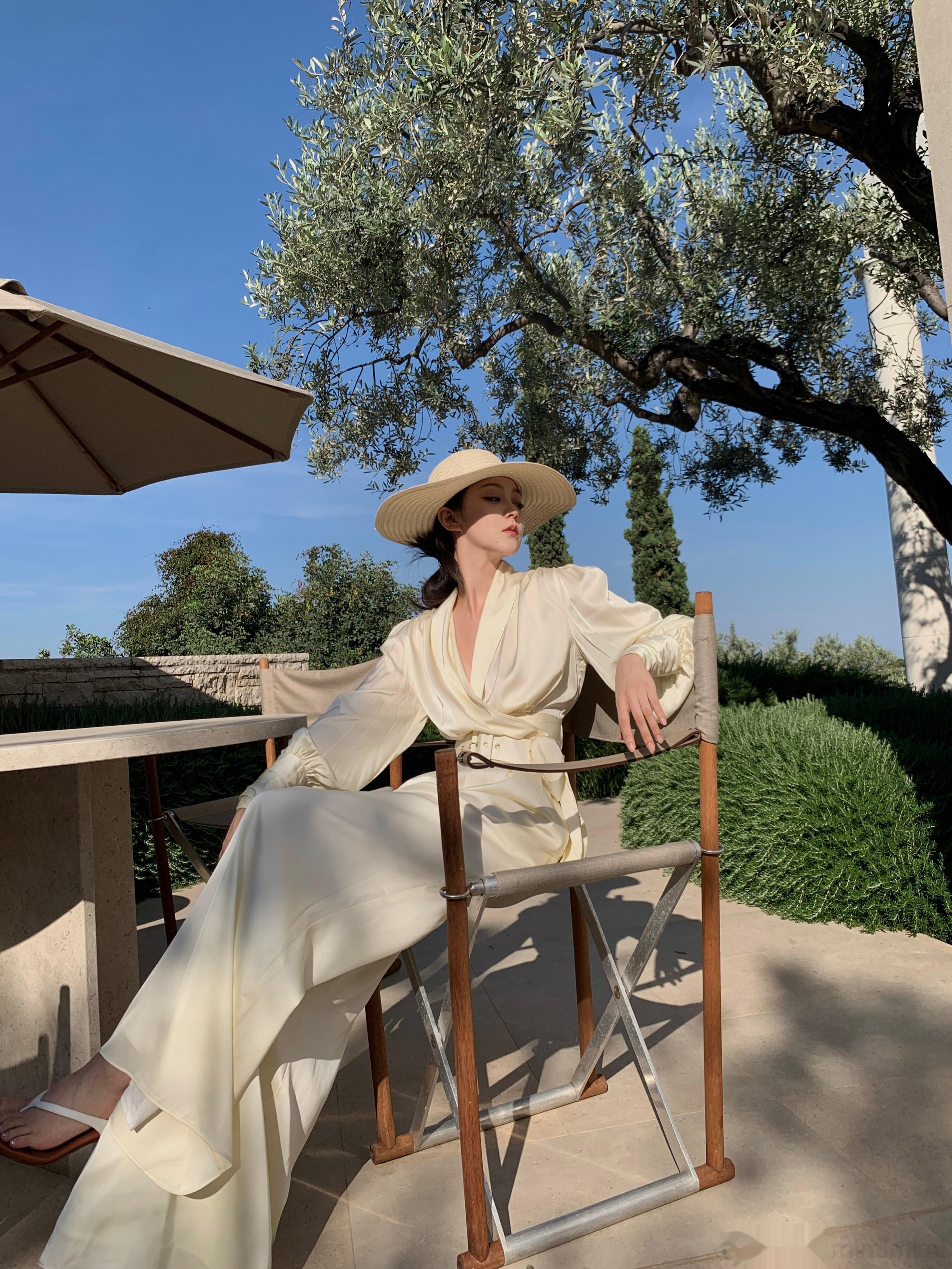 从制版到成衣，做了整整六个月实在是太美了，一遍遍调整版型。面料选用的是缎面，很柔