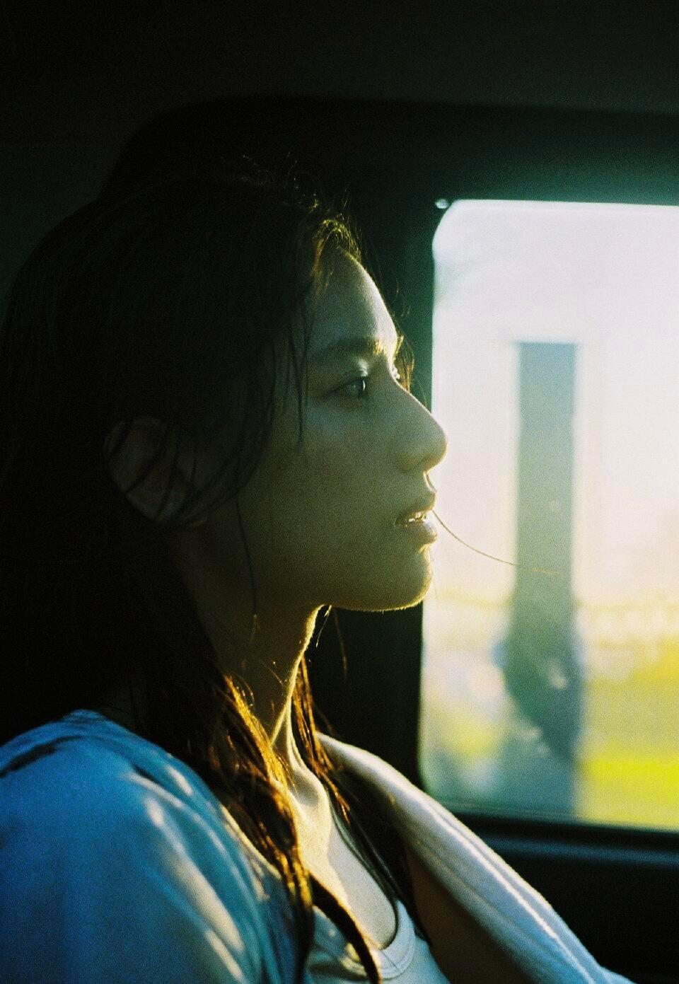 清晨拍的张婧仪 电影感好强🎬张婧仪[超话] ​​​