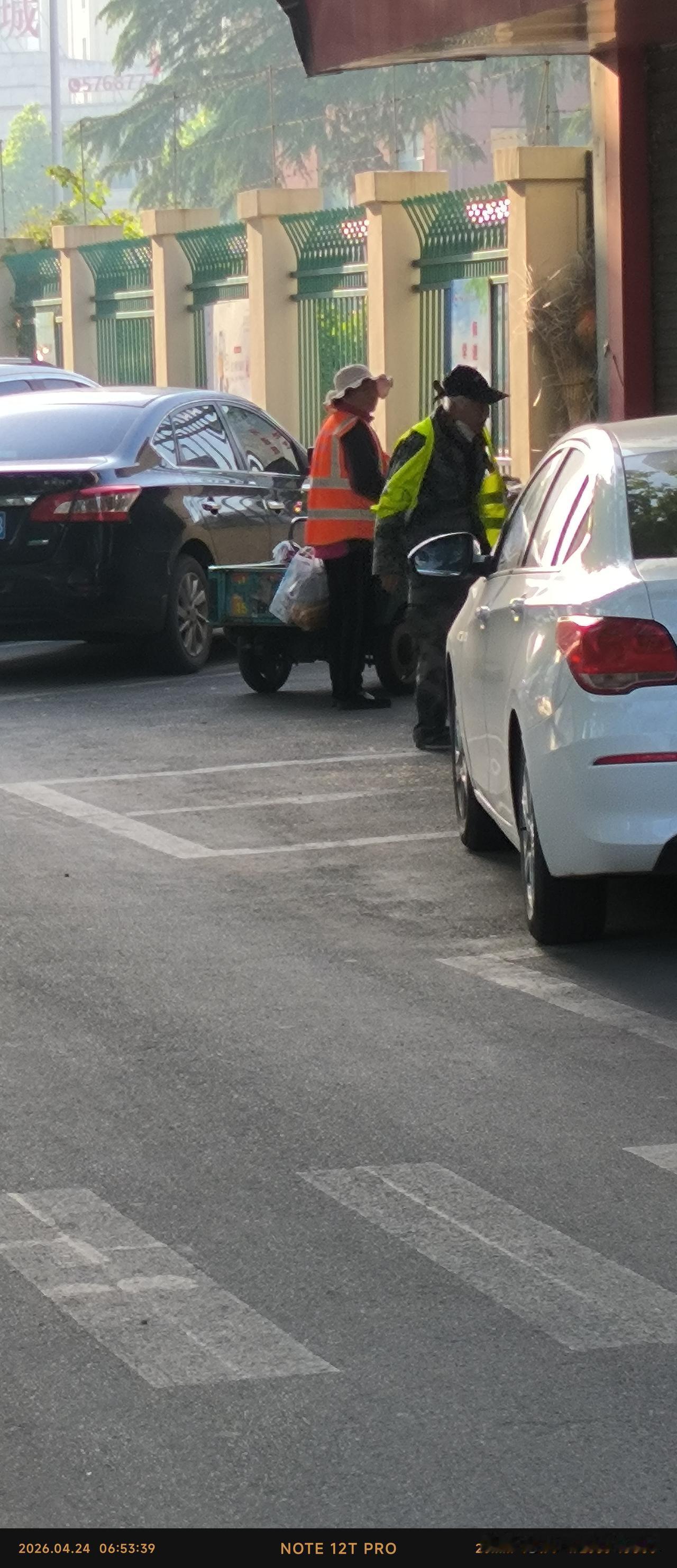 值得羡慕！烟火人间，平凡亦欢
一对清洁工平凡而又快乐的生活
清晨的街道还浸在微凉