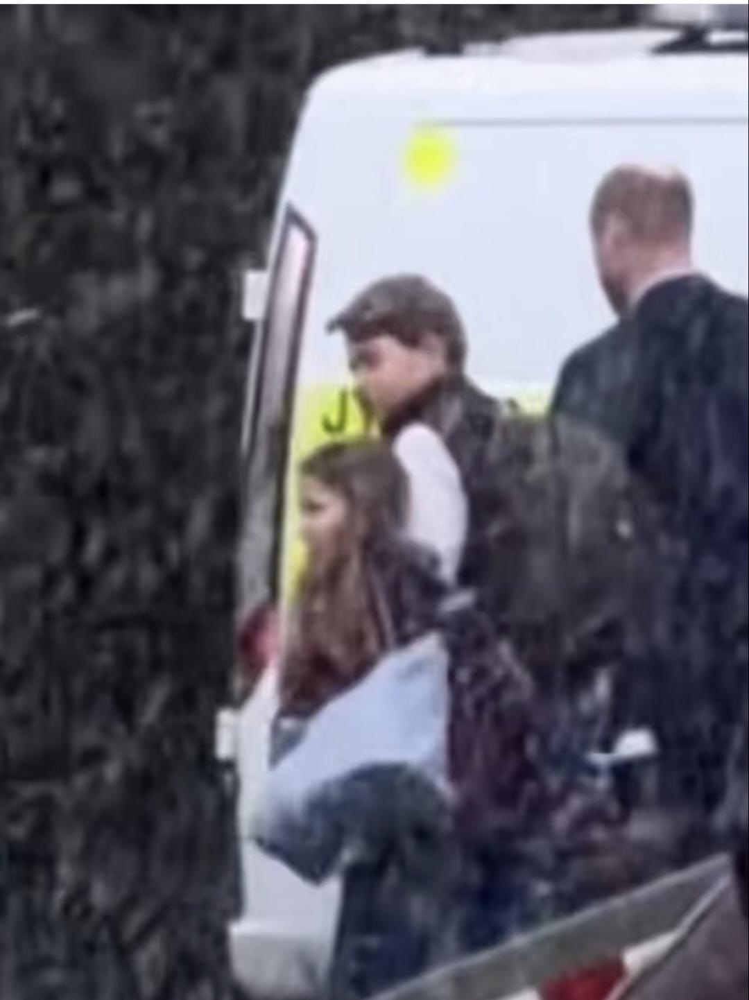 威廉王子对孩子教育很严格啊！1月7日，英国天气是风雪交加，威廉王子带着乔治王子，