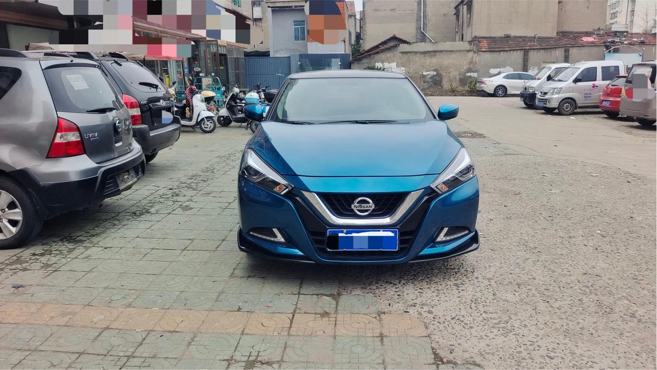 外观争议非常大的一款车，日产蓝鸟！
其实前脸还行，日产一贯的家族风格，主要就是侧