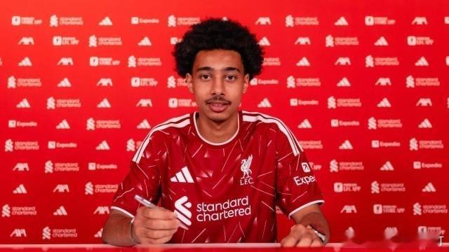 英超利物浦俱乐部发布公告，官宣从法乙圣埃蒂安签下18岁法国前锋恩盖桑。这一交易并