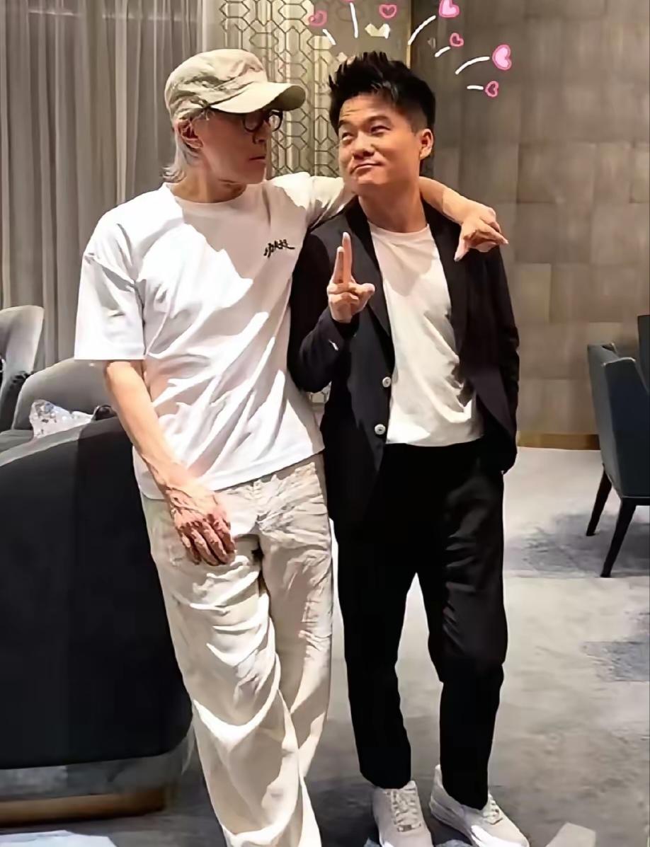 没必要揪着一句玩笑，否定董宇辉整场访谈状态！
 
很多常规明星访谈，全部提前对稿