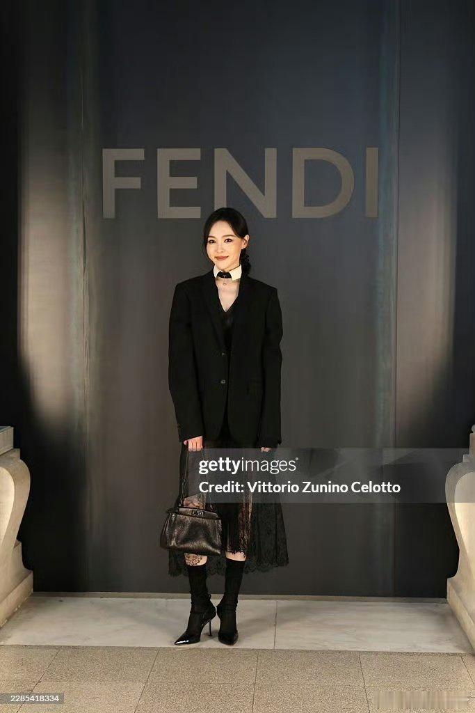 唐嫣罗马G社生图 唐嫣罗马Fendi高定秀G社生图，美貌直出状态好好！唐嫣扛住了