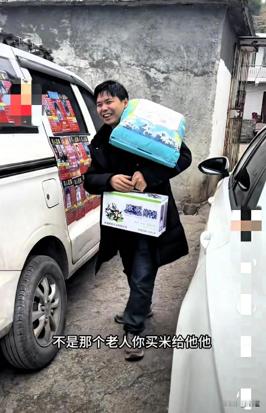 棉花糖爸爸真的是有一颗感恩的心，小杨梅找到后，杨妞花帮了不少忙。
这些棉花糖爸爸