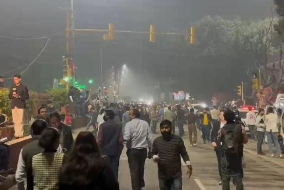 印度首都炸了！红堡附近一声巨响，10条人命没了。莫迪半夜发帖，现场画面比电影还吓