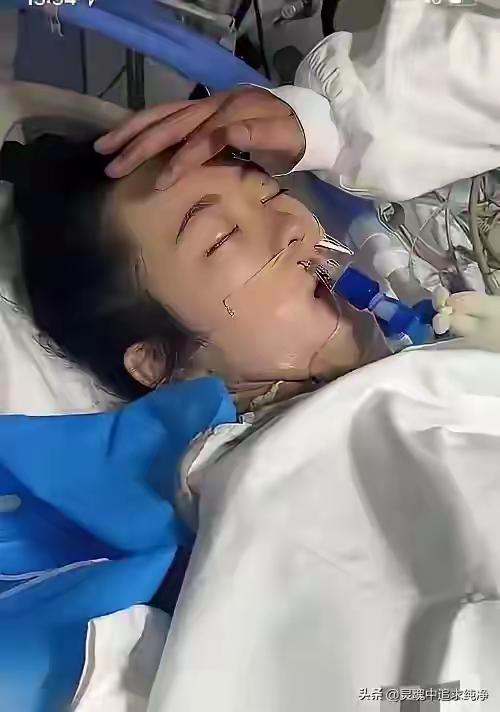 河南，女儿病危，她紧紧抓住父亲的手不放，然后断断续续地说：“爸爸，家里不是还有个