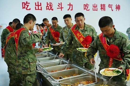 入伍后的第一顿饭,都吃啥? 入伍后的第一顿饭，是一顿“规矩饭”，也有自助餐，丰富