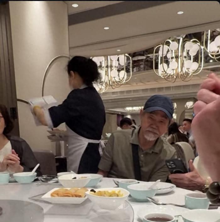 73岁的元华，
退休后一直住在加拿大带孙子，
没事的时候就会回香港和朋友喝茶，