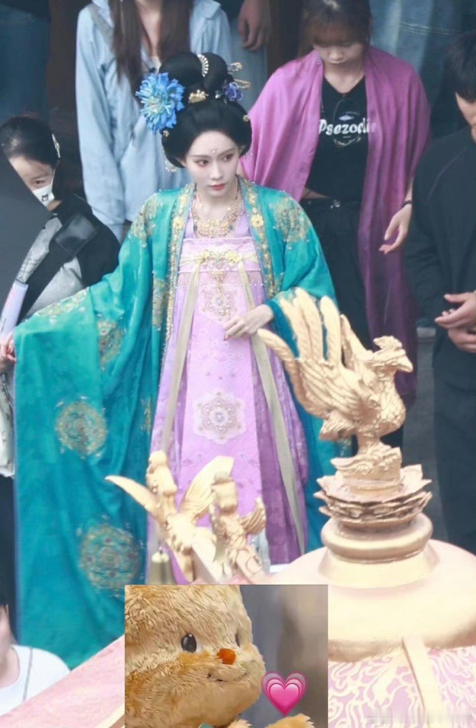 孟子义《尚公主》新造型路透来了，这个服装撞色只有黄薇做得出来 ​ 马卡龙配色 ​