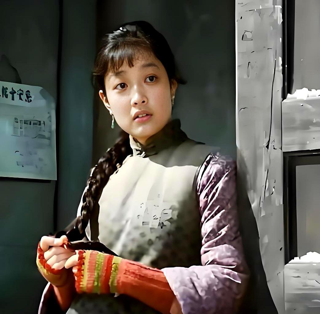 1990年，她最红的时候，突然从银幕上消失了。
 
办完最后一场影迷见面会，她转