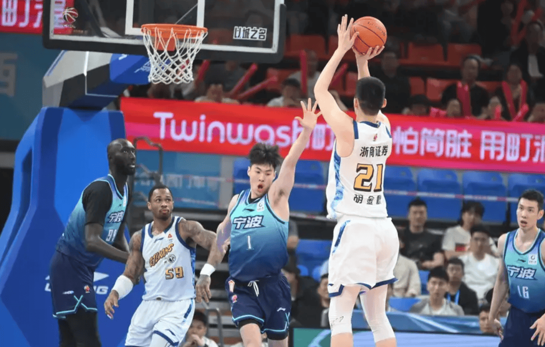 大秋！胡金秋全场13中11，三分3中2得到28分8篮板1抢断