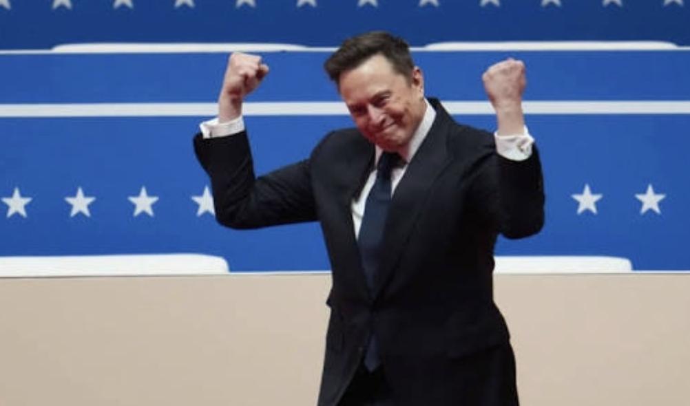 马斯克身价突破7000亿美元，史上第一人
据《福布斯》亿万富翁指数显示，特斯拉C