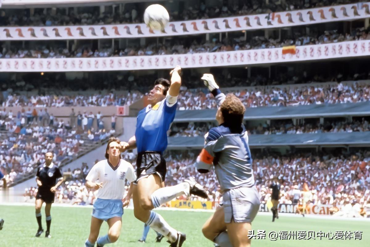 1986年世界杯四分之一决赛阿根廷2-1战胜英格兰，马拉多纳梅开二度，其中第一个