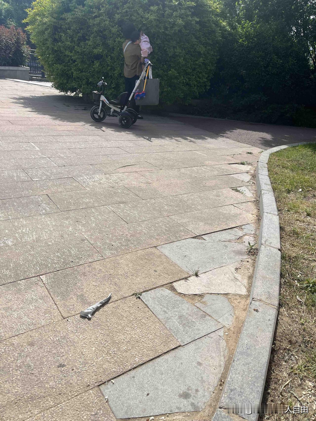 河边晒太阳。
过来一个推着婴儿车的，不知是奶奶还是姥姥。小女娃好好的坐着，推车的