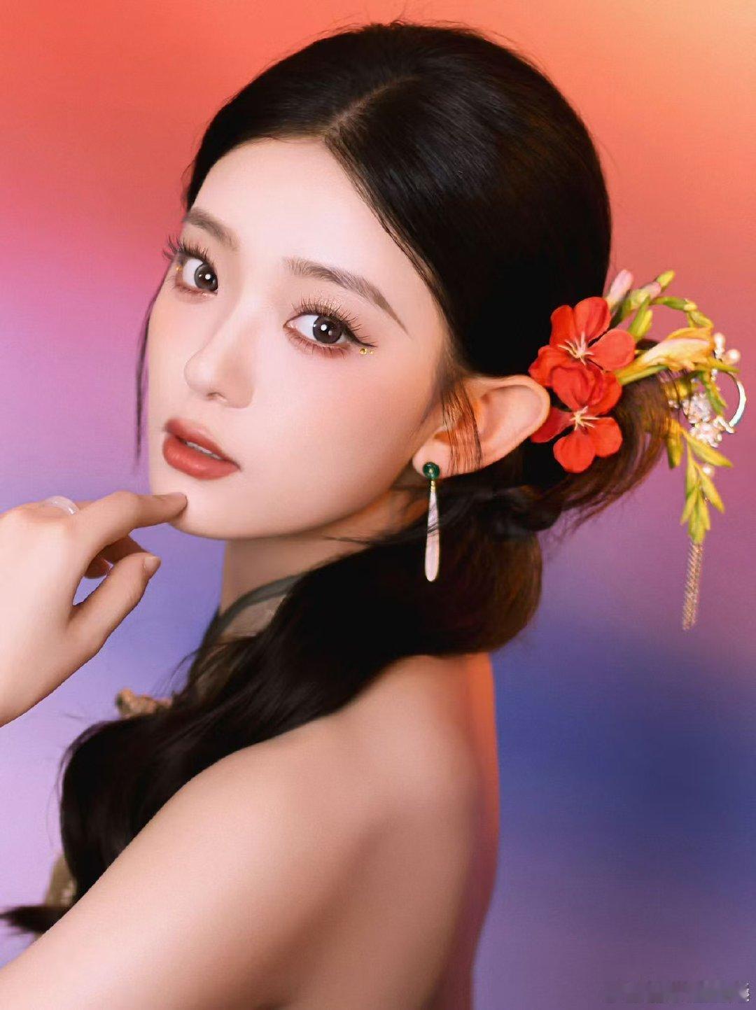 旗袍穿在她身上，就像为她量身定做的～ 清冷气质+东方韵味，美到犯规 