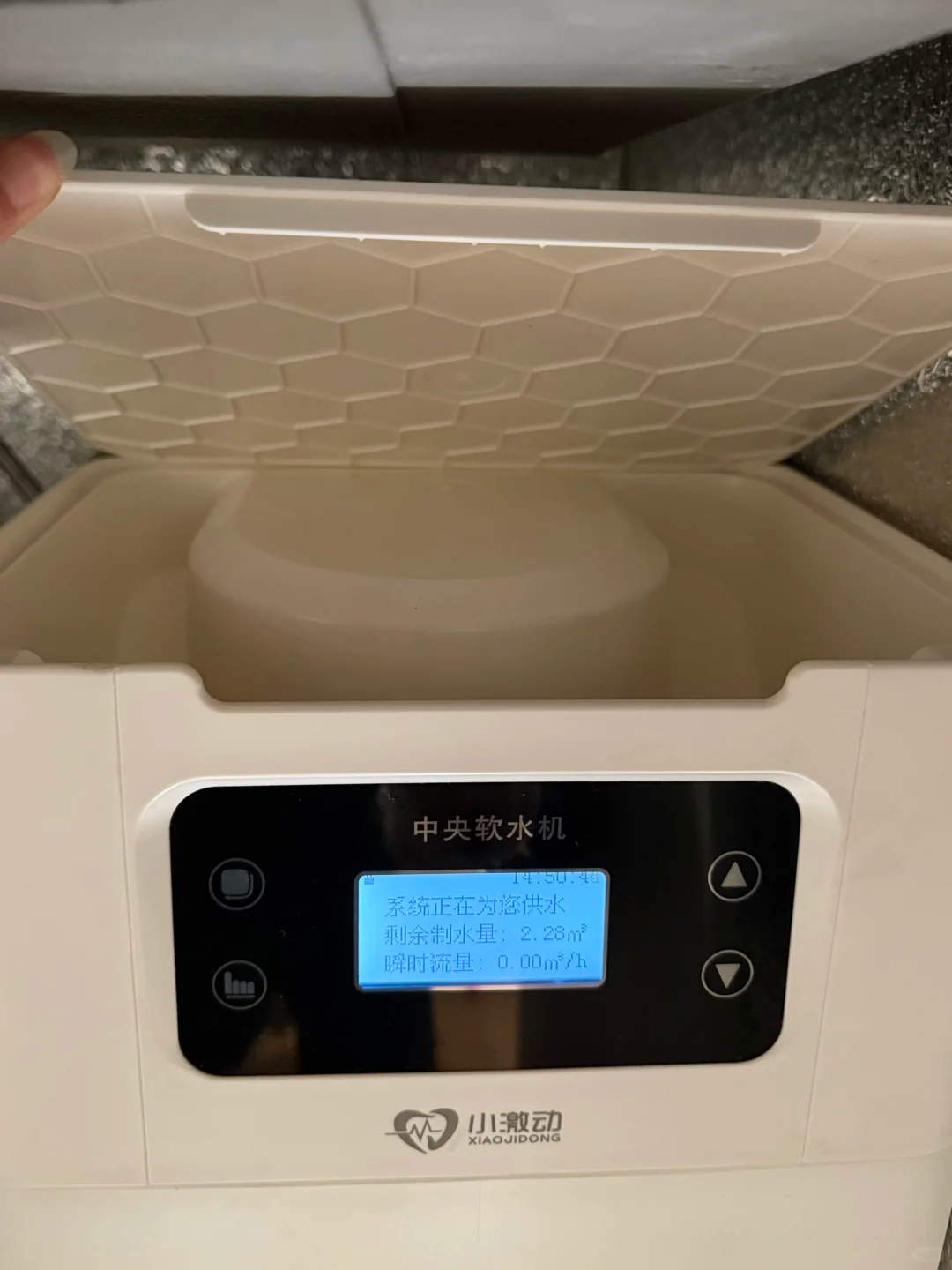 装了净水机还需要装软水机吗 我觉得这俩不是一回事。净水机主要解决喝水问题，软水机
