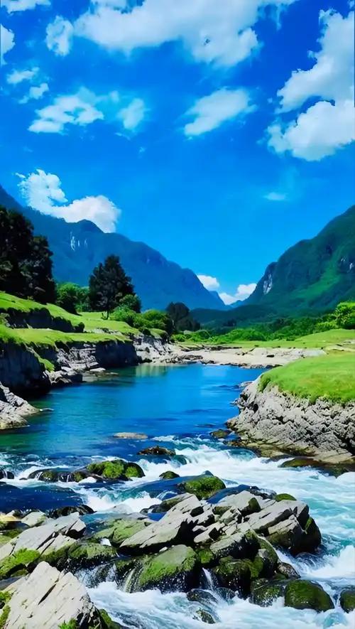 人到了中年，
最大的误会，
是以为
"我以为你会懂"。
很多人不知道，
压垮中年