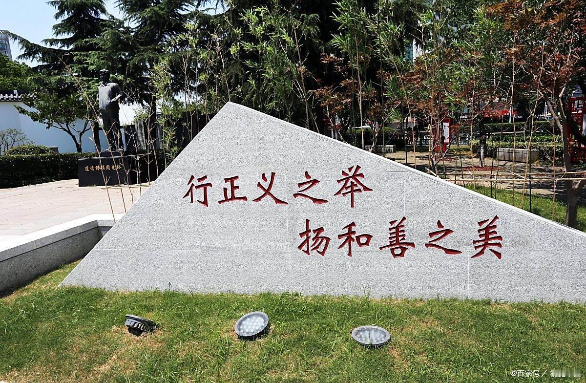 11月5日晚，胖东来公司公示奖励11月2日生活广场伤人事件中参与应急处置的20名