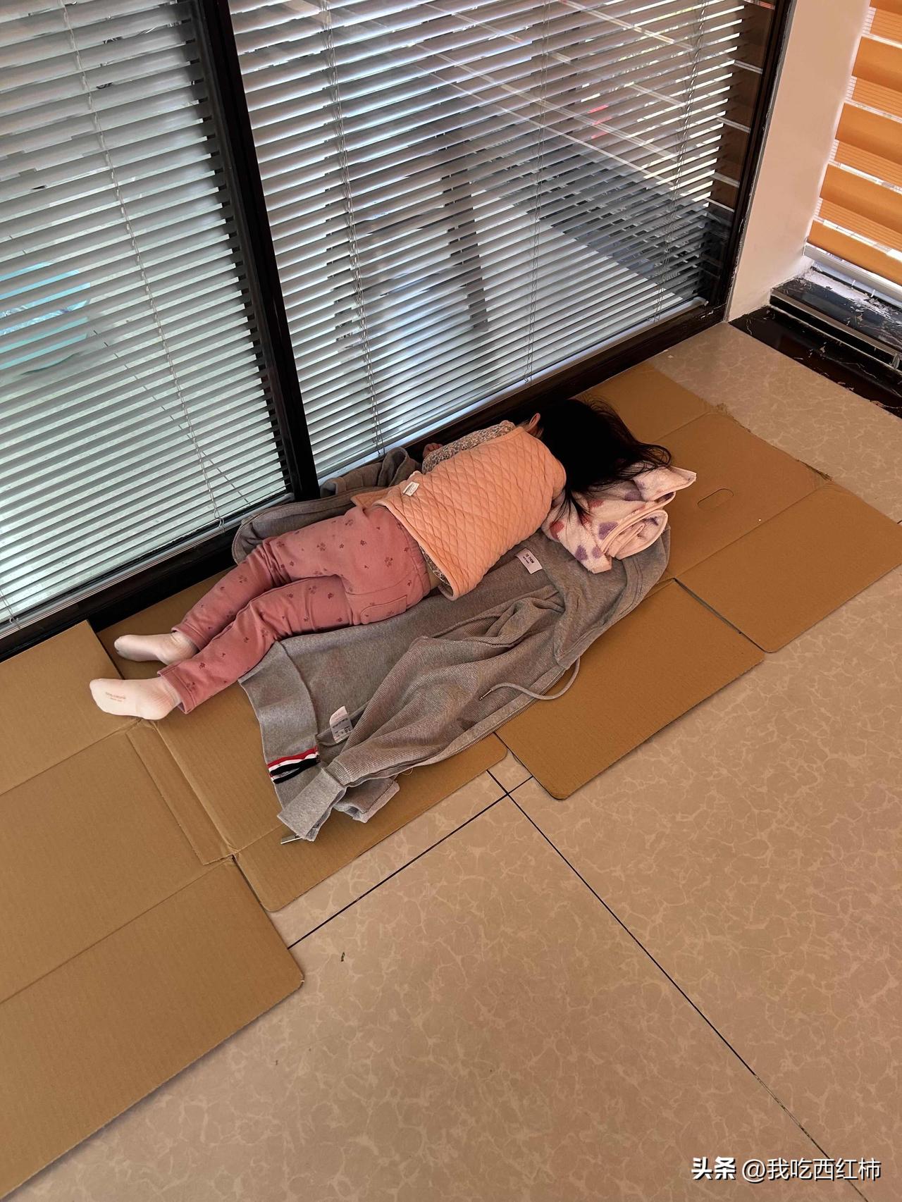 单亲妈妈🧹带着2岁女儿上门做保洁
🧹带着2岁女儿做保洁，她睡着的样子，让我破