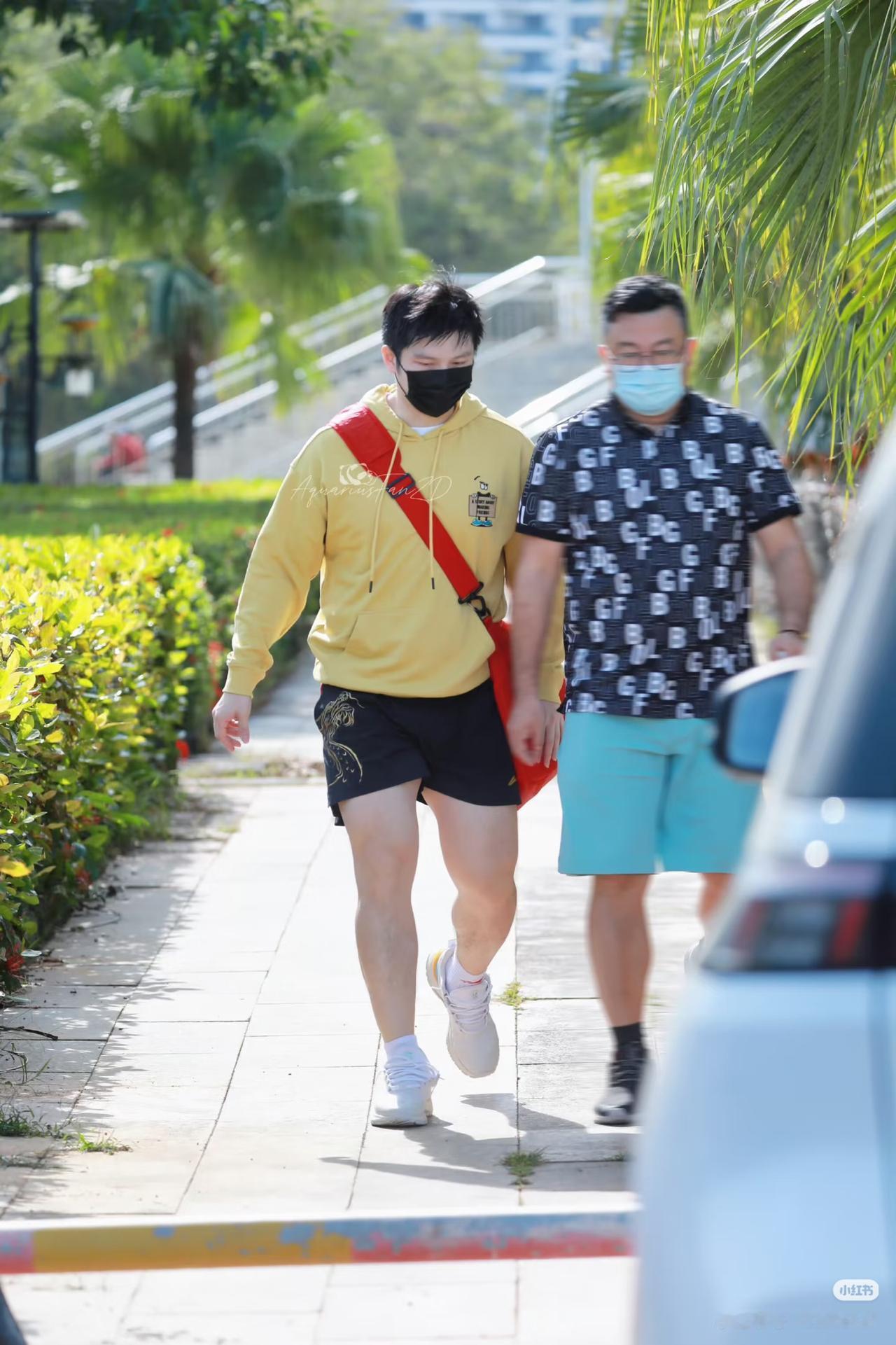 卫衣加短裤好喜欢这种穿法[大笑]
就是不知道什么季节穿合适，总感觉又热又冷的，不
