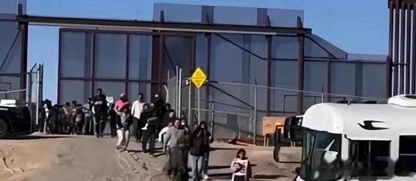 美国快速驱逐令即将到期，多个边境城市进入紧急状态，1天逮捕超1万人

来源:海峡