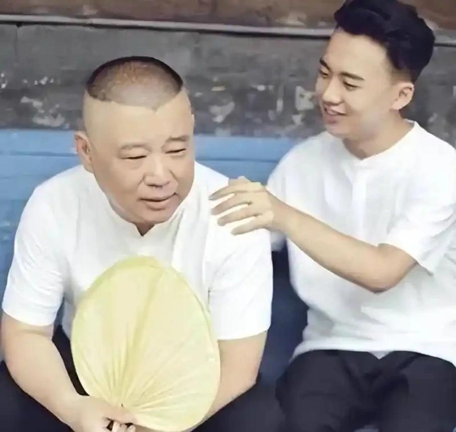 郭德纲直面舆论，坦言对郭麒麟“挫折教育”源于早年北漂艰辛，对郭汾阳宠爱则因功成名
