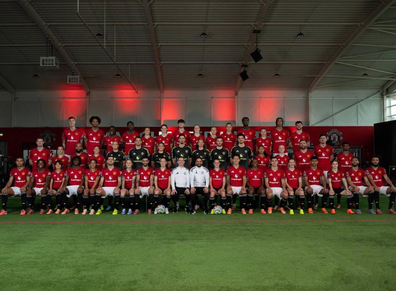 12月24日讯 曼联官方今日晒全队合影，男女足球员一起出镜。曼联官方发文写道：“