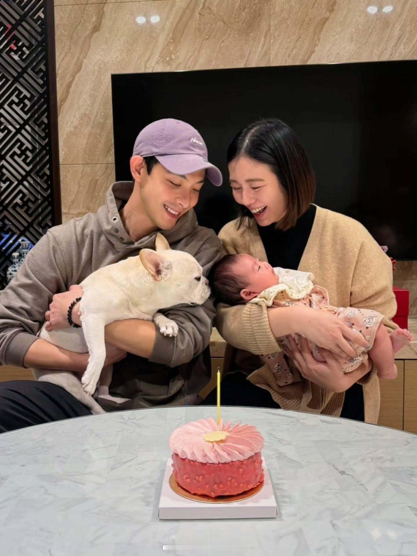 刘品言抱女儿为连晨翔庆生刘品言连晨翔女儿首露脸 刘品言抱女儿为连晨翔庆生，宝宝露