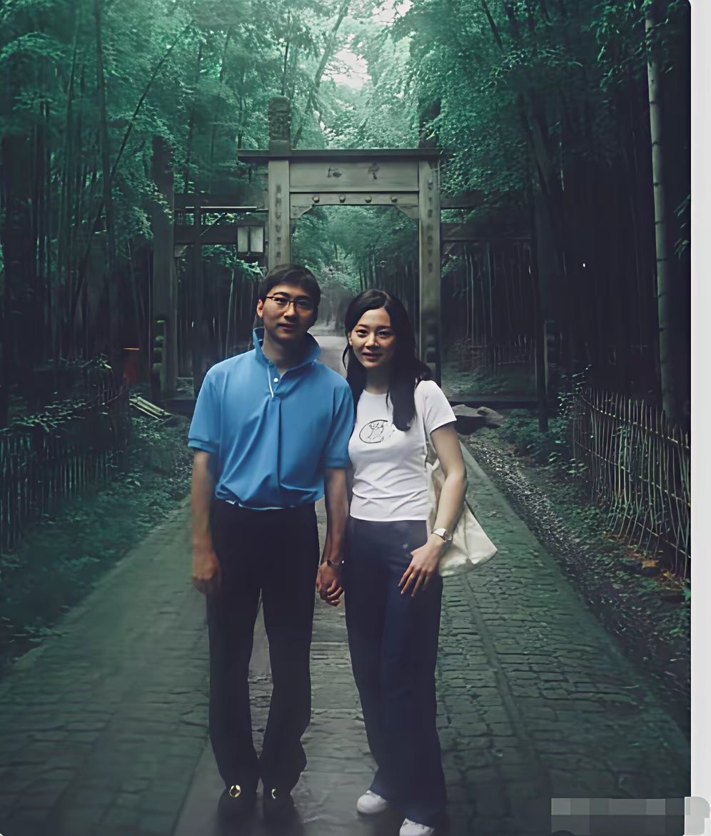 演员陈数与钢琴家丈夫赵胤胤在杭州同游留影。两人手牵手站在青石板路上。这张老照片记