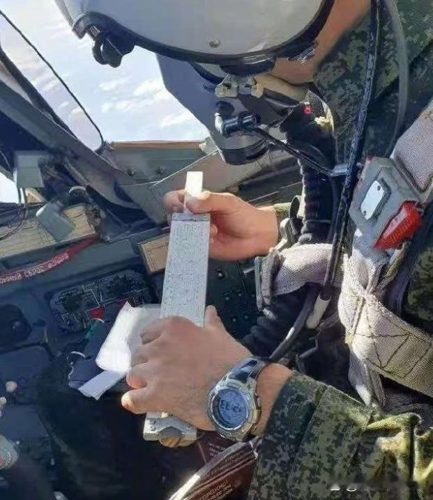 可怜的俄罗斯空军飞行员……年轻人都不知道他手里的是啥