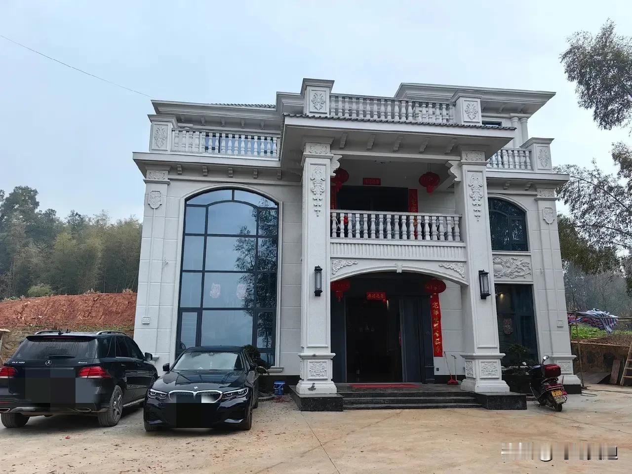 今年过年真的太幸福了，家家户户盖了新房子，到处都是大别墅和宝马奔驰奥迪保时捷，真