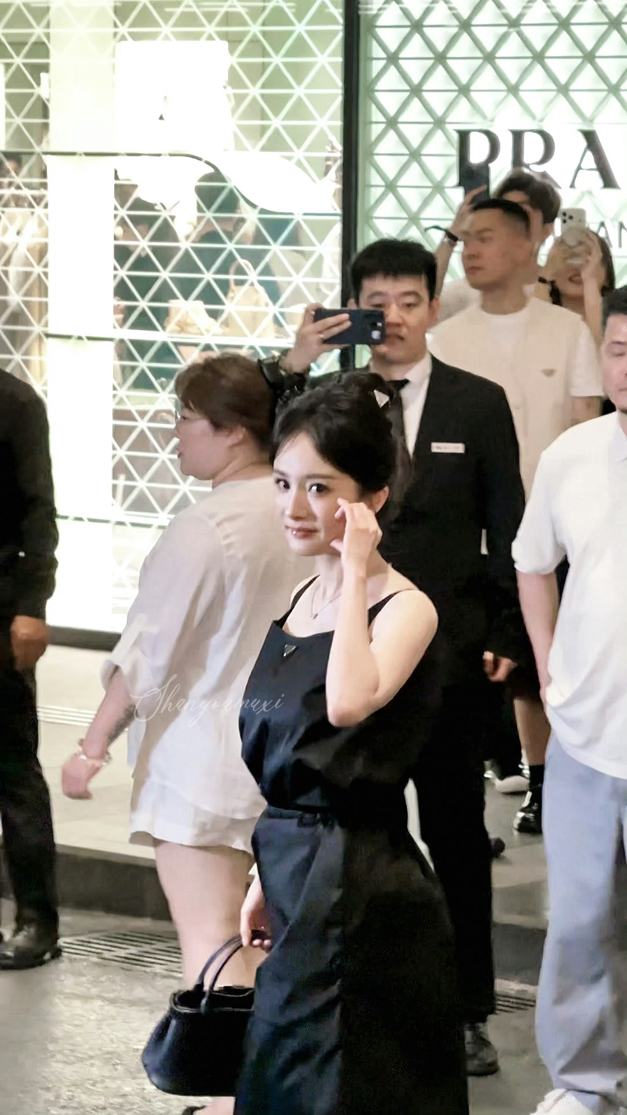 杨幂对粉丝脸颊比心杨幂脸颊比心饭撒杨幂对粉丝脸颊比心饭撒❤️，是仙女🧚♀️ 