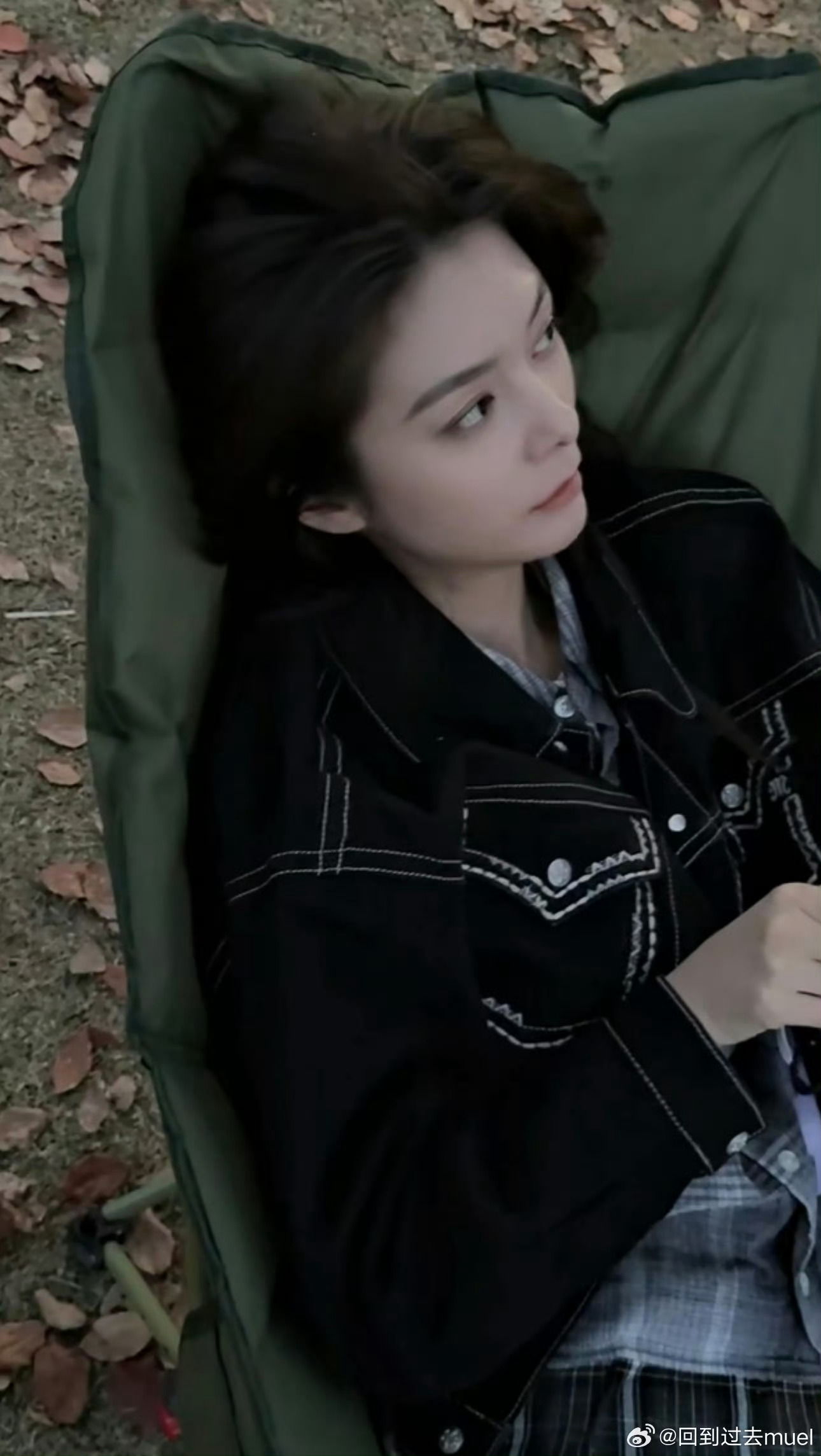 傅菁误入公园KTV好接地气的直播，傅菁在躺椅上舒服服的躺着，背景音里公园小摊贩时