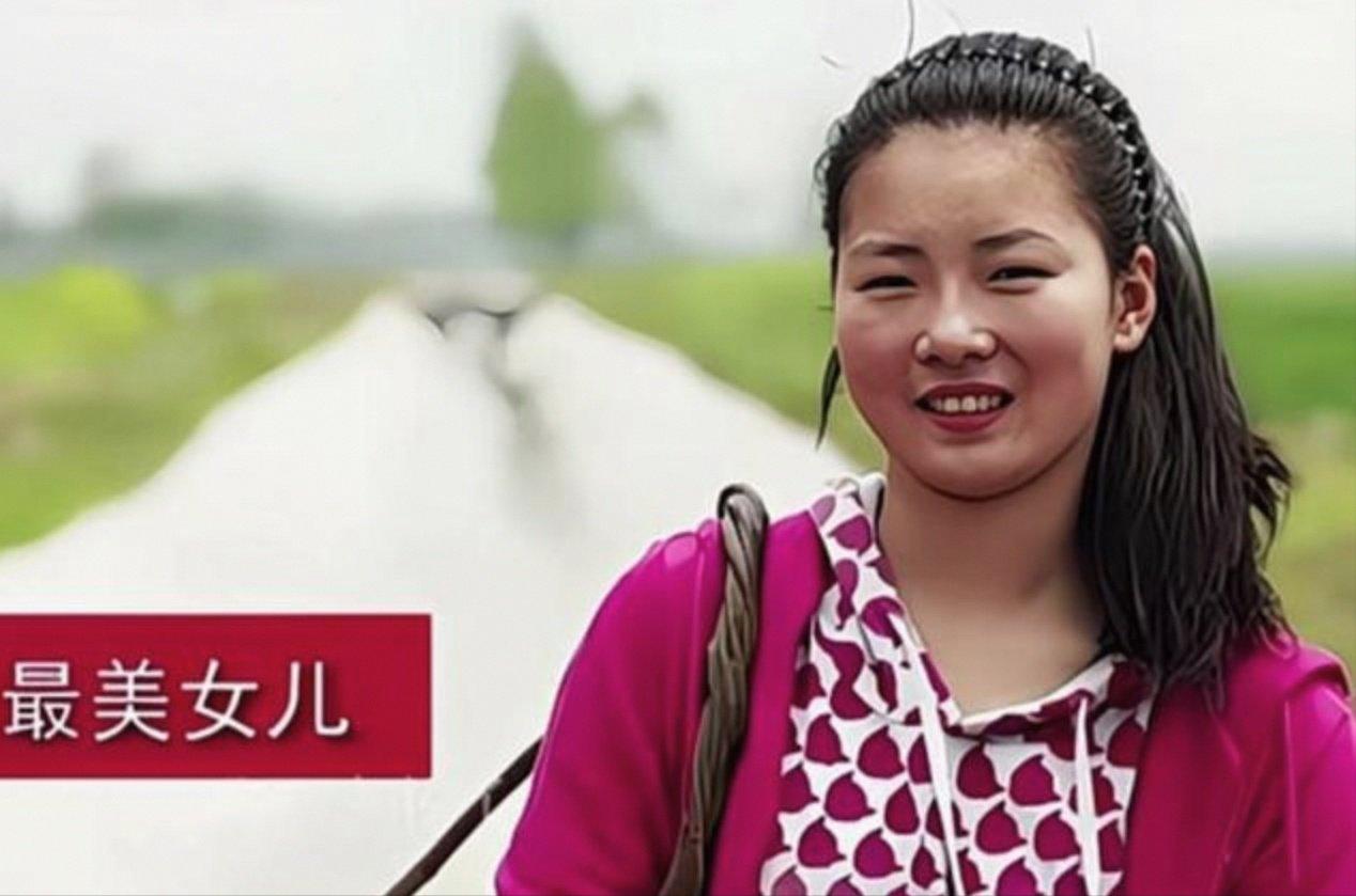 2001年，安徽一男子摔成高位截瘫，妻子连夜改嫁，没想到，5岁女儿攥着冷馒头，跪