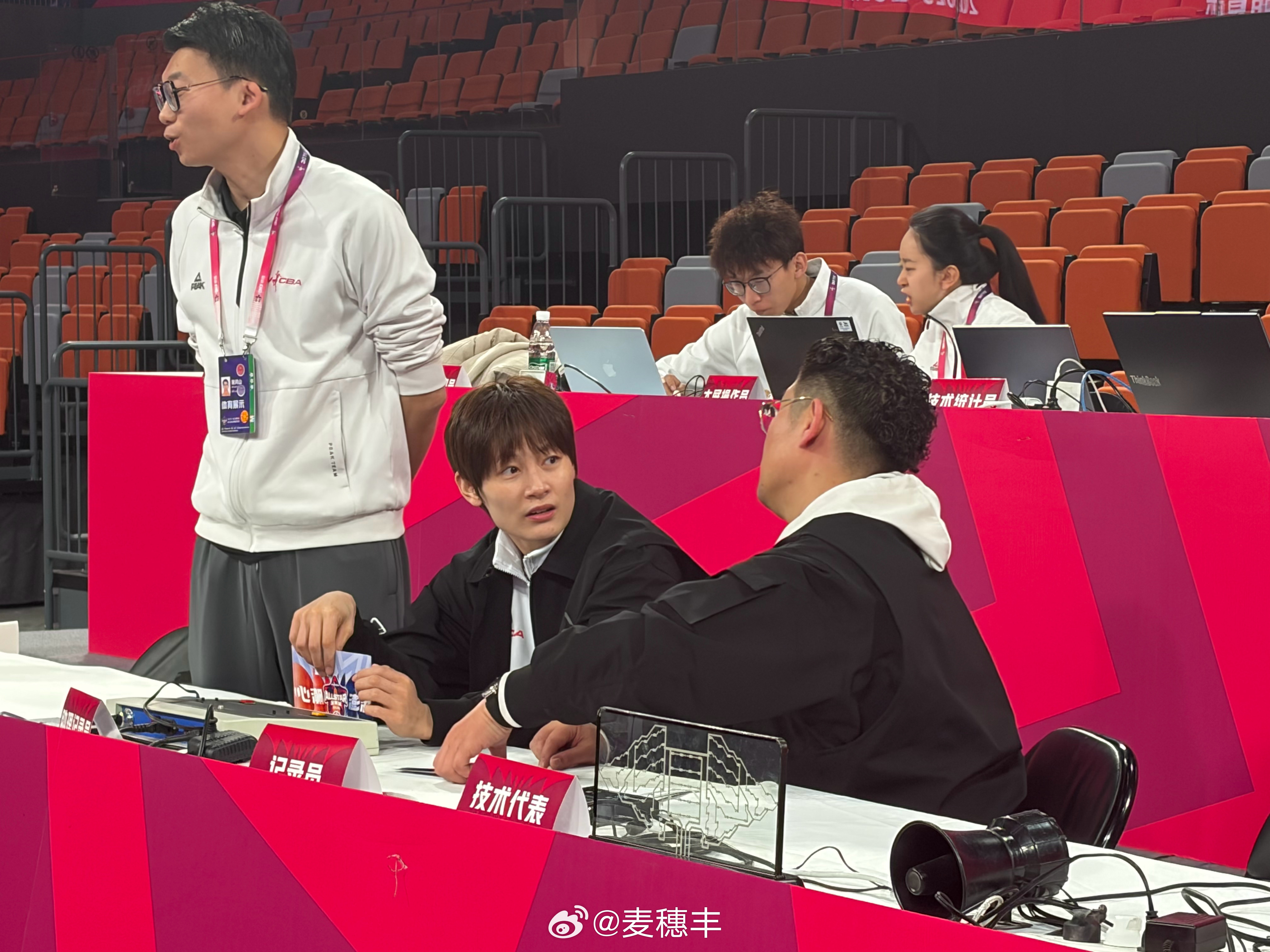 商量啥呢？今晚wcba全明星周末 正赛的杨力维还有别的任务？心潮澎湃小麦出球差杨