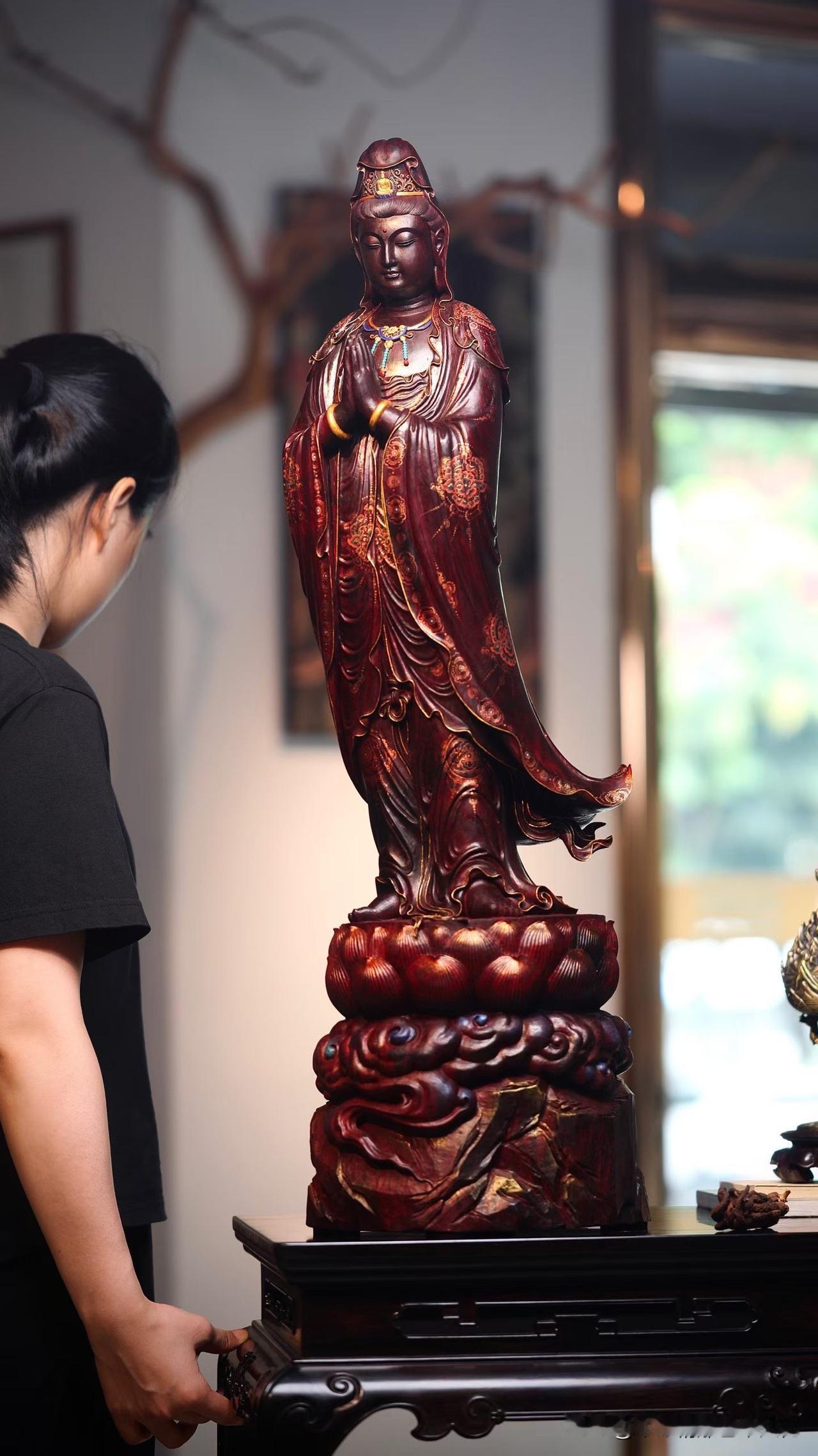 有些姿态，看似简单，却最难落笔。

这一尊合掌观音，紫檀沉色如夜，光不张扬，却越