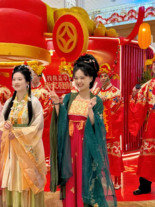 元宵节还是阳光城会玩 财神花神同时巡游