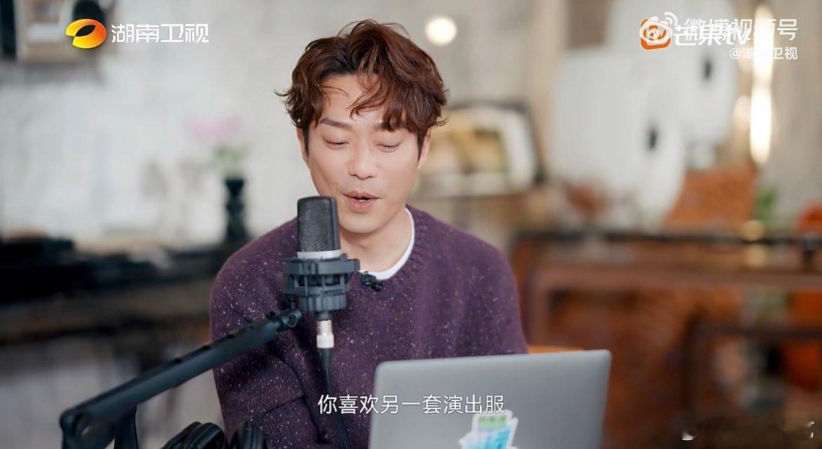 张栋梁一怒之下怒了一下 选演出服和团队意见不合，没急没躁只妥协说 “都行”。节目