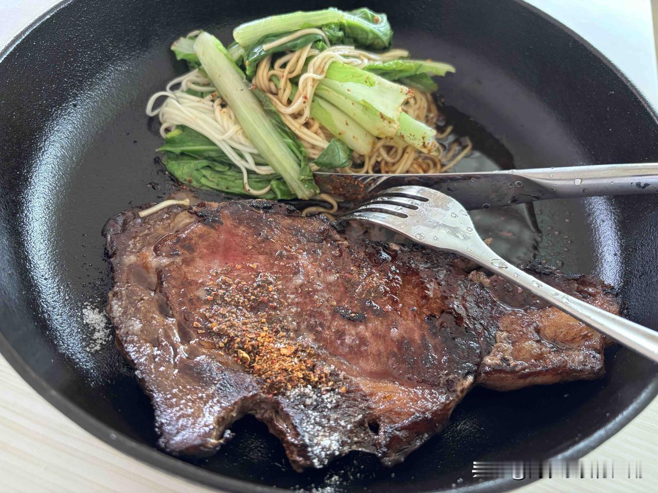 今天下午一觉醒来，我饿得心慌手抖，吓得我赶紧饱餐一顿。

前天上午，拿到了体检报