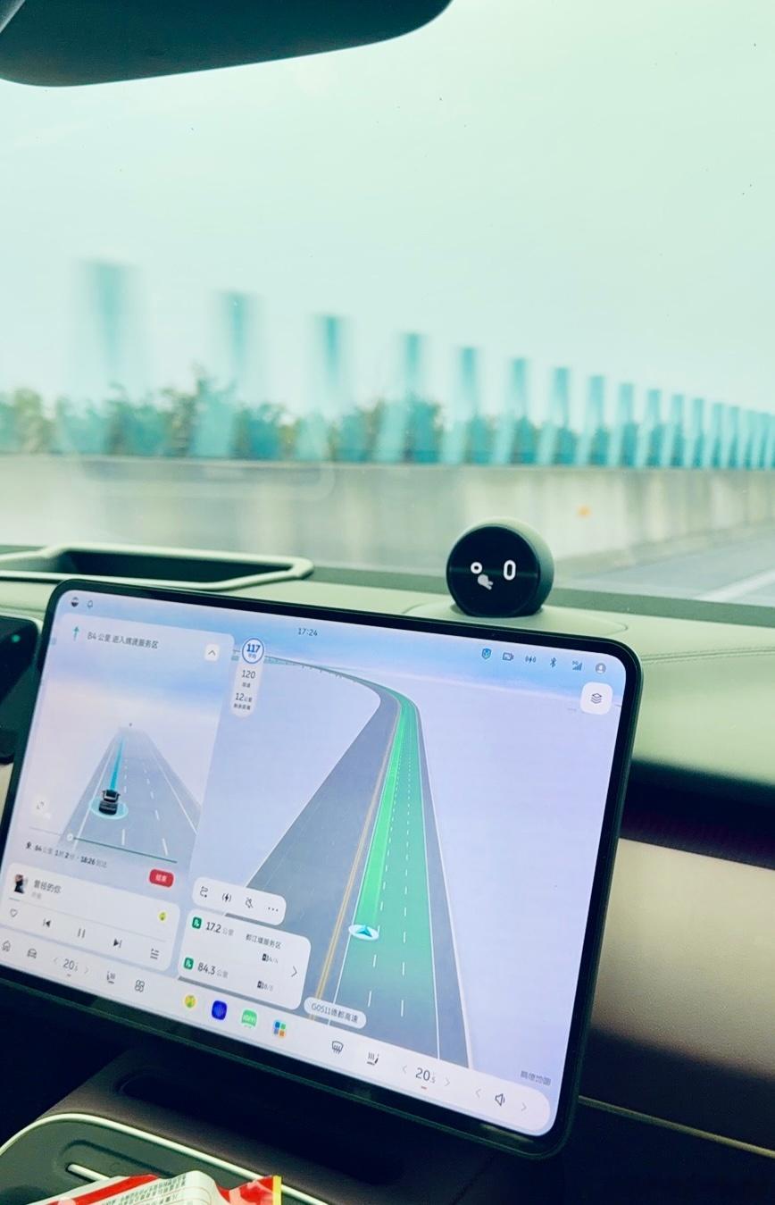 又出发去滑雪了，这次开蔚来ET5T，瓦罐车最佳的用车场景之一就是去滑雪！在服务区