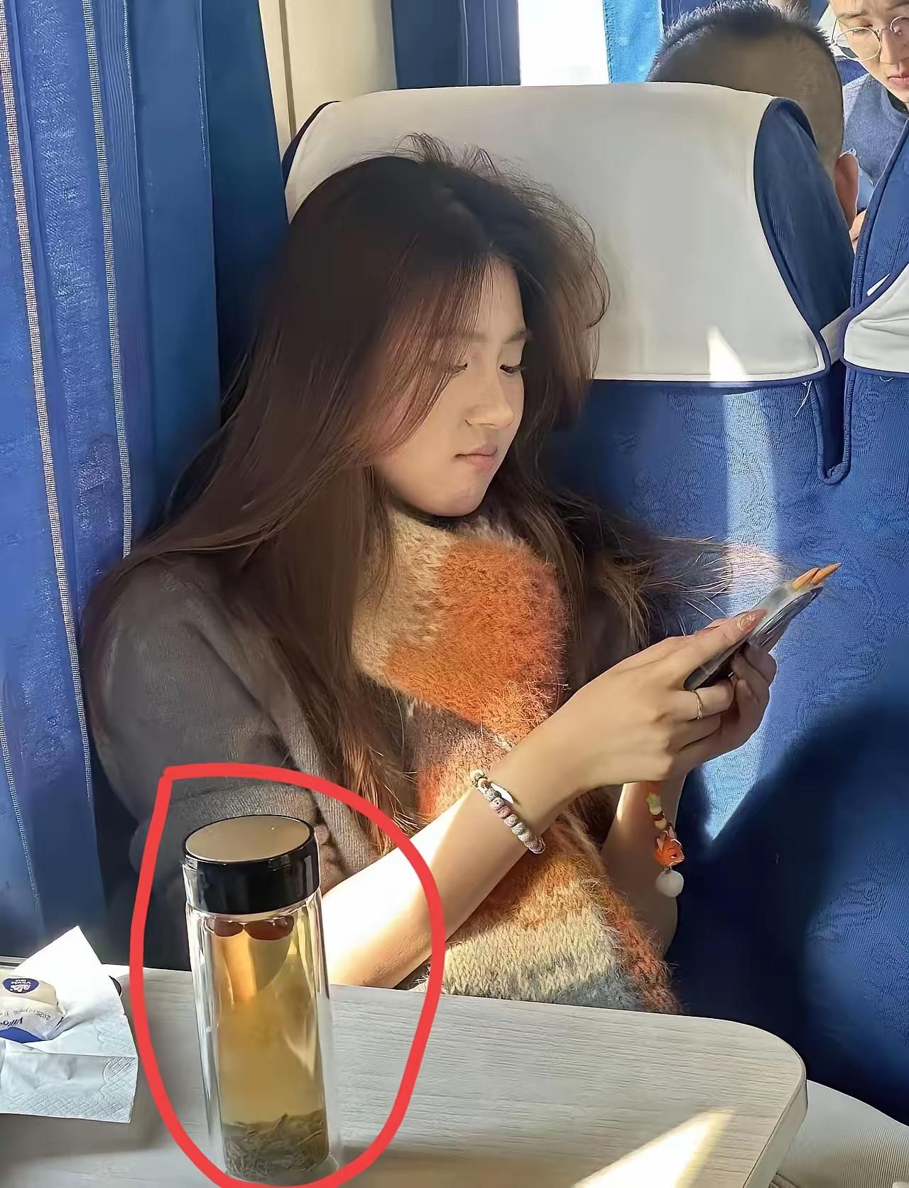 她也有这爱好啊？
火车上的一幕，觉得很稀奇，也挺新鲜，像这个年龄段的女孩子能切上