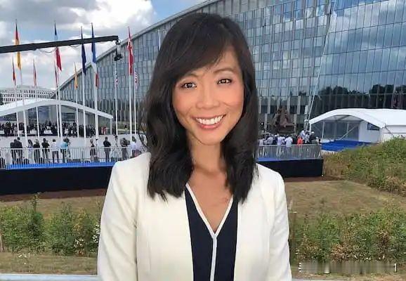 这位坐在特朗普身旁的华裔女性是CBS新闻高级白宫记者、白宫记者协会（WHCA）主