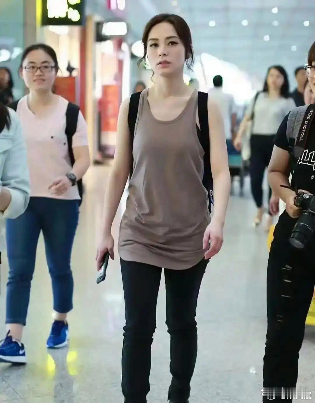 阿娇的长相无可挑剔，如果身材比例再精致一些，颜值堪称无可匹敌。 