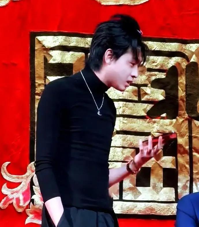 近日，德云社昔日搭档秦霄贤与孙九香在后台通道偶遇，这是两人拆伙四年后的首次同框。