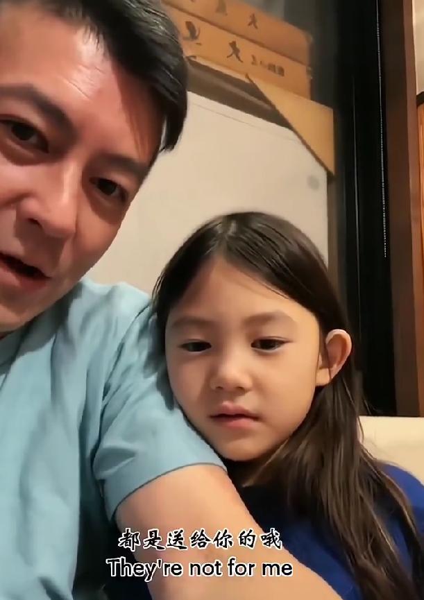 陈冠希富养女儿，直播里满是宠溺，一家子基因太绝了
每次看陈冠希和女儿Alaia的