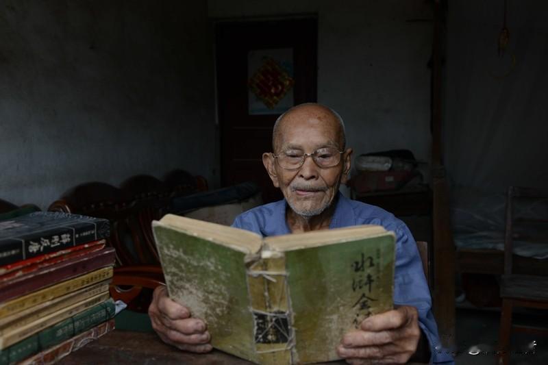 财富并非长寿的秘诀，豁达从容的心态才是延年益寿的良方。乡间不乏家财万贯的老者，却