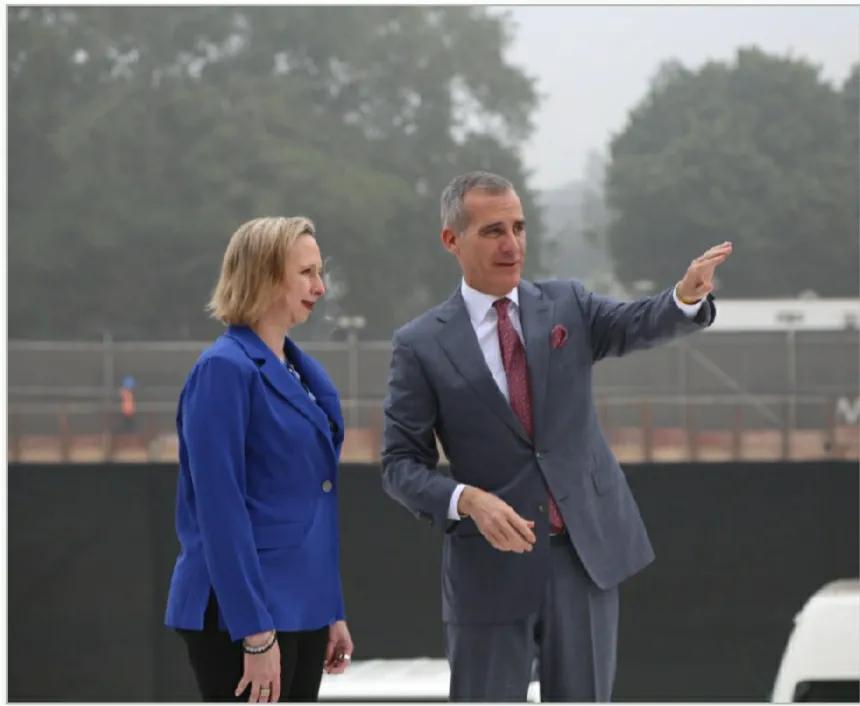 美国驻印度大使埃里克·加希蒂(Eric Garcetti)与通用电气航空航天公司